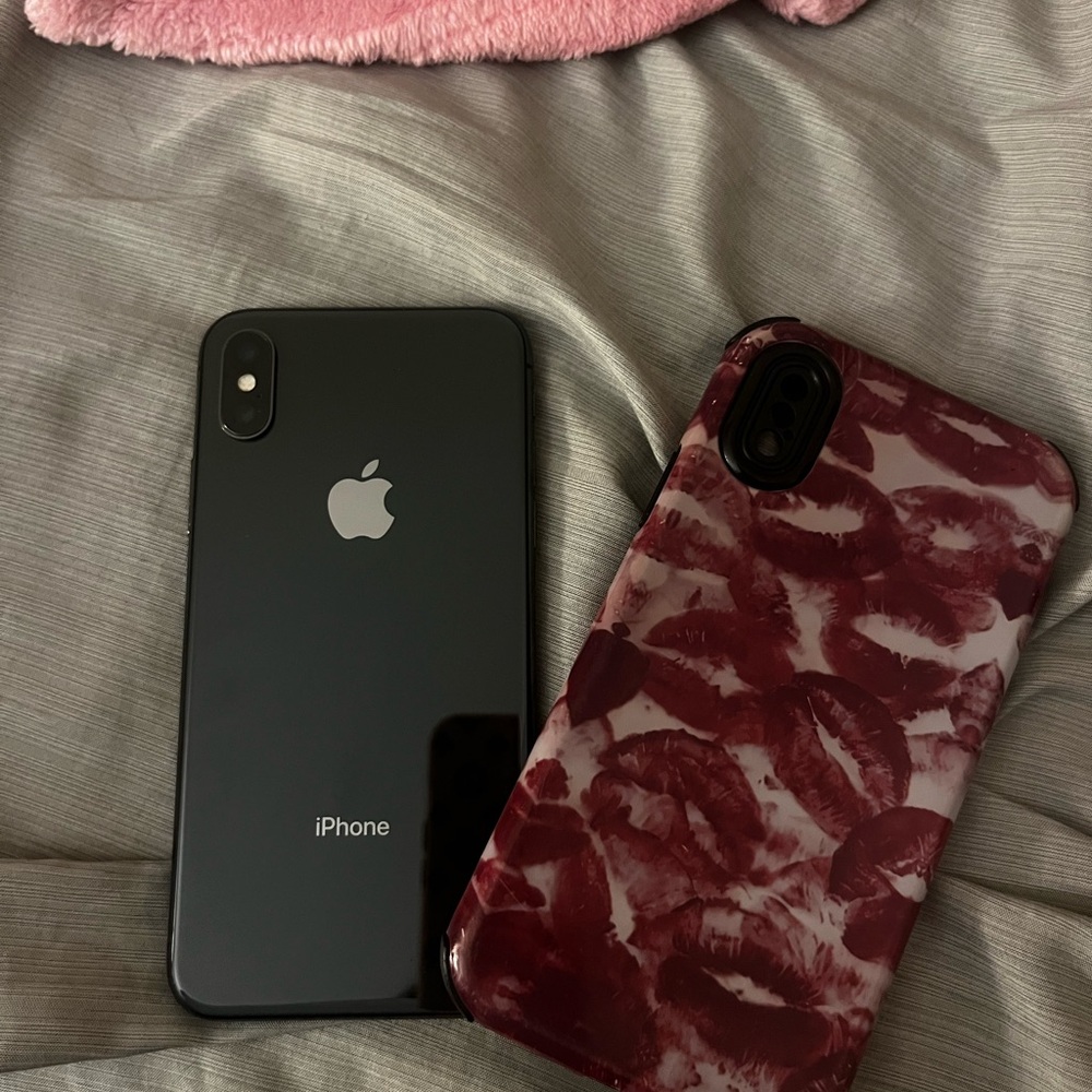Apple iPhone 10 WITH case. SEND OFFERS!! And feel free to ask any questions